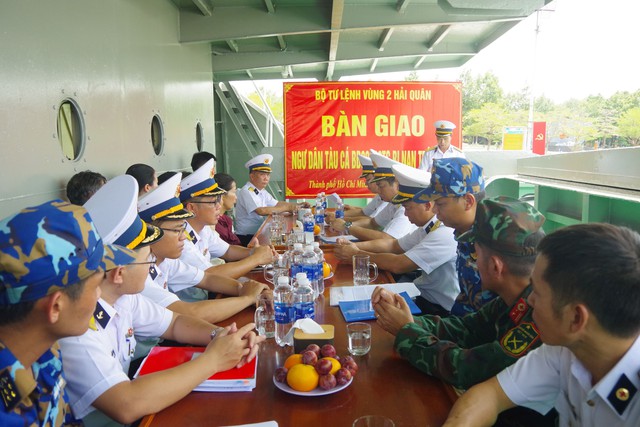 Tàu Trường Sa 08 đưa ngư dân bị tai nạn trên biển về đất liền an toàn- Ảnh 4.
