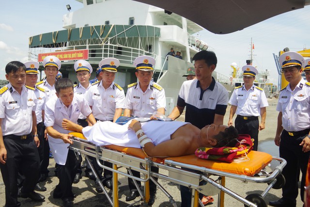 Tàu Trường Sa 08 đưa ngư dân bị tai nạn trên biển về đất liền an toàn- Ảnh 5.
