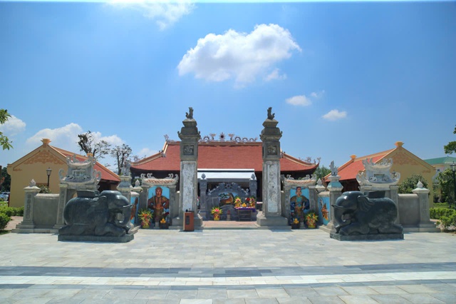 Đón nhận Bằng bảo trợ Di tích lịch sử văn hóa và Chứng nhận không gian văn hóa tâm linh cho Quần thể Mộ và Đền thờ Ngài Lê Đức Tuy- Ảnh 1.