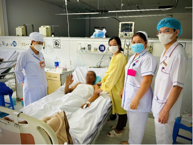 Điều trị thành công ca bệnh viêm phổi nặng do thủy đậu biến chứng ARDS mức độ nặng- Ảnh 2.