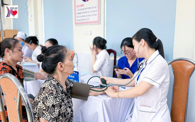 Bệnh viện Kiến An khám sức khỏe định kỳ miễn phí cho người cao tuổi phường Phù Liễn- Ảnh 1.