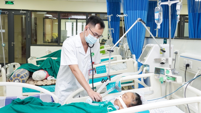 Trung tâm Y tế khu vực Cẩm Khê: Điểm tựa sức khỏe từ đội ngũ thầy thuốc tận tâm - Ảnh 1.