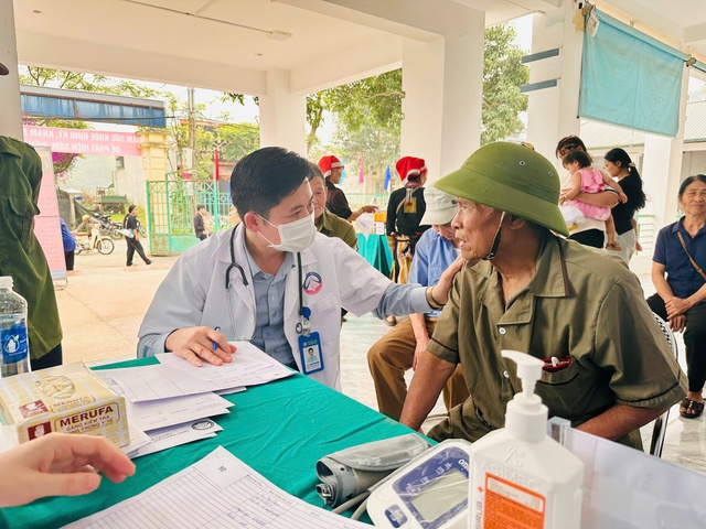Lào Cai: Triển khai chiến dịch khám sức khỏe định kỳ, sàng lọc miễn phí cho người dân- Ảnh 1.