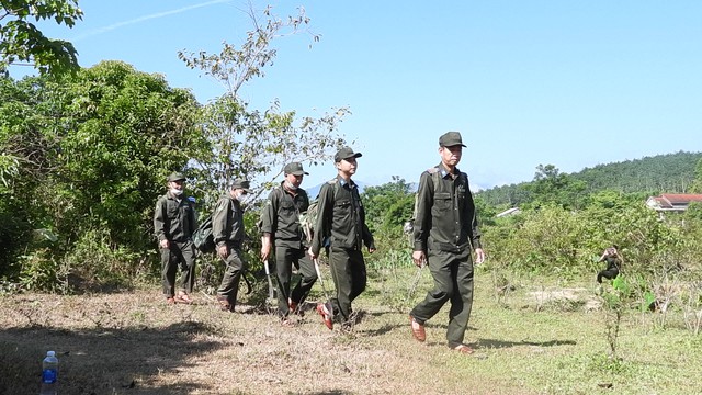 Chuyện nghề giữ rừng trong mùa nắng nóng: Những bước chân thầm lặng giữa đại ngàn- Ảnh 1.