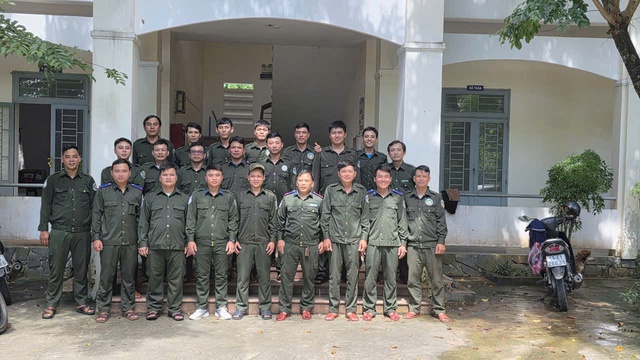 Chuyện nghề giữ rừng trong mùa nắng nóng: Những bước chân thầm lặng giữa đại ngàn- Ảnh 7.
