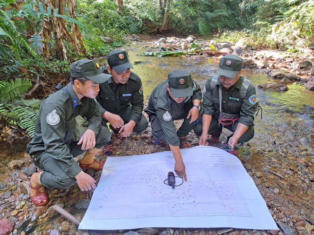 Chuyện nghề giữ rừng trong mùa nắng nóng: Những bước chân thầm lặng giữa đại ngàn- Ảnh 3.