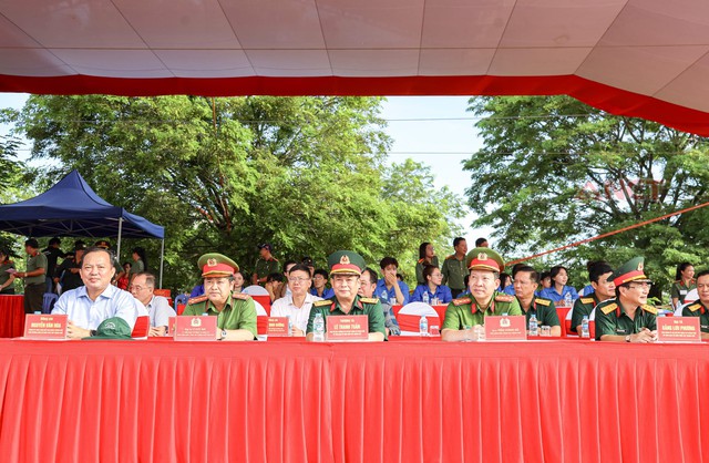 Cần Thơ tổng duyệt diễn tập xử lý tình huống gây rối ANTT, bạo loạn kết hợp chữa cháy, CNCH tại phường Cái Răng- Ảnh 1.