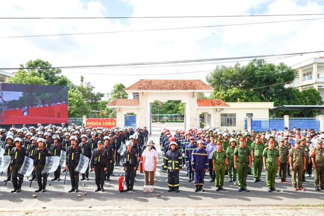 Cần Thơ tổng duyệt diễn tập xử lý tình huống gây rối ANTT, bạo loạn kết hợp chữa cháy, CNCH tại phường Cái Răng- Ảnh 2.