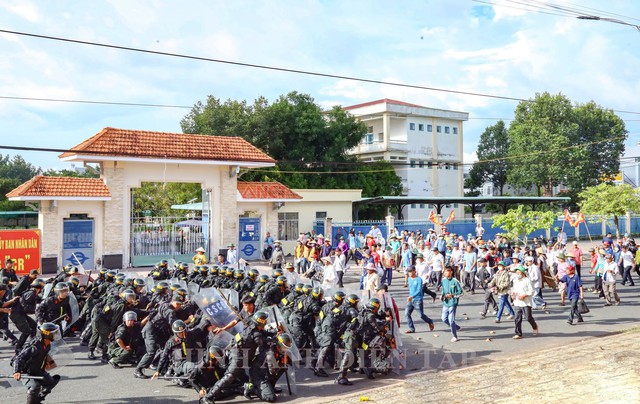 Cần Thơ tổng duyệt diễn tập xử lý tình huống gây rối ANTT, bạo loạn kết hợp chữa cháy, CNCH tại phường Cái Răng- Ảnh 5.