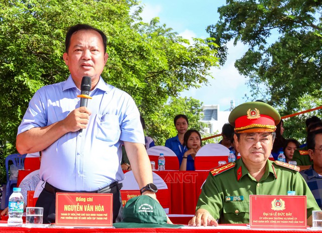 Cần Thơ tổng duyệt diễn tập xử lý tình huống gây rối ANTT, bạo loạn kết hợp chữa cháy, CNCH tại phường Cái Răng- Ảnh 3.