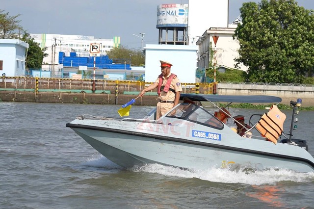 Cần Thơ: Tăng cường bảo đảm an toàn giao thông đường thủy trong mùa mưa- Ảnh 1.