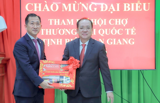 Lãnh đạo tỉnh An Giang tiếp, chào xã giao các đoàn tỉnh của Campuchia và Lào- Ảnh 2.