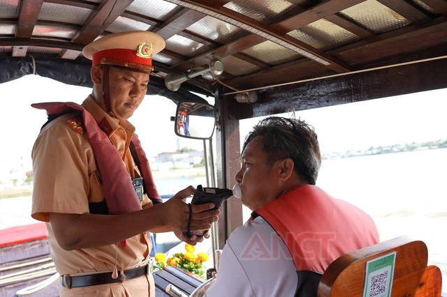 Cần Thơ: Tăng cường bảo đảm an toàn giao thông đường thủy trong mùa mưa- Ảnh 3.