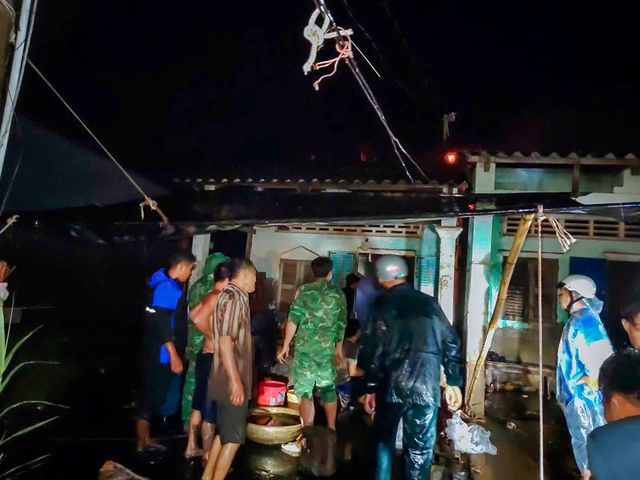 Đồn Biên phòng Trung Bình kịp thời hỗ trợ người dân chữa cháy và khắc phục hậu quả- Ảnh 1.