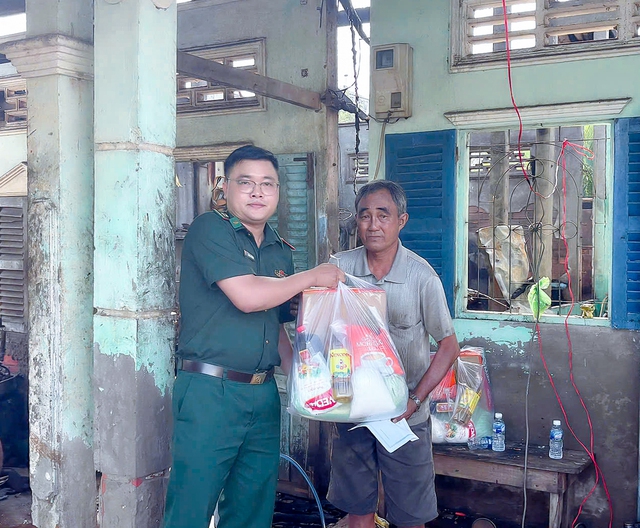 Đồn Biên phòng Trung Bình kịp thời hỗ trợ người dân chữa cháy và khắc phục hậu quả- Ảnh 2.