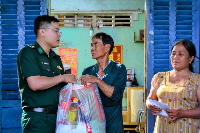 Đồn Biên phòng Trung Bình kịp thời hỗ trợ người dân chữa cháy và khắc phục hậu quả- Ảnh 3.