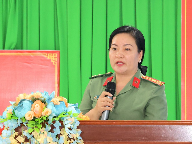 Ra mắt Mô hình 