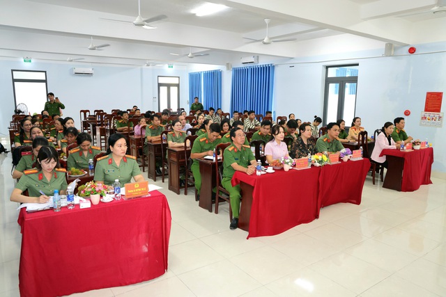 Ra mắt Mô hình 