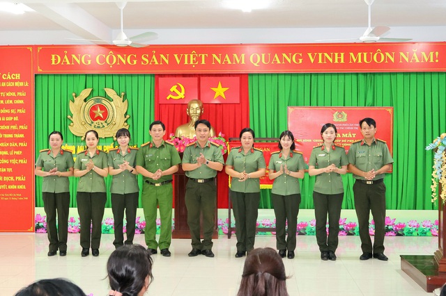 Ra mắt Mô hình 