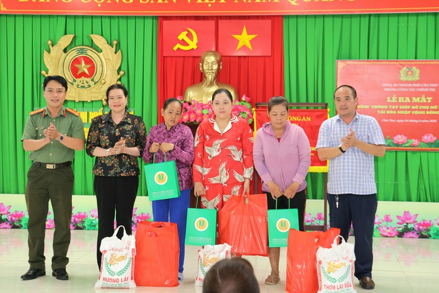 Ra mắt Mô hình 