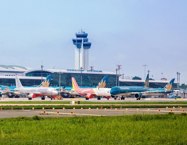 Sân bay Tân Sơn Nhất bước vào cao điểm hè với hơn 700 chuyến bay mỗi ngày- Ảnh 1.