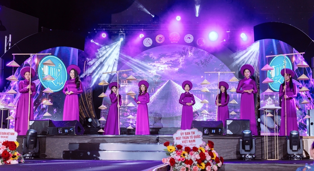 Giữa lòng châu Âu, tôn vinh vẻ đẹp của tà áo dài Việt Nam- Ảnh 2. Giữa lòng châu Âu, tôn vinh vẻ đẹp của tà áo dài Việt Nam- Ảnh 2.