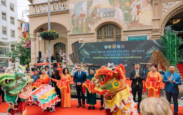 Giữa lòng châu Âu, tôn vinh vẻ đẹp của tà áo dài Việt Nam- Ảnh 1. Giữa lòng châu Âu, tôn vinh vẻ đẹp của tà áo dài Việt Nam- Ảnh 1.