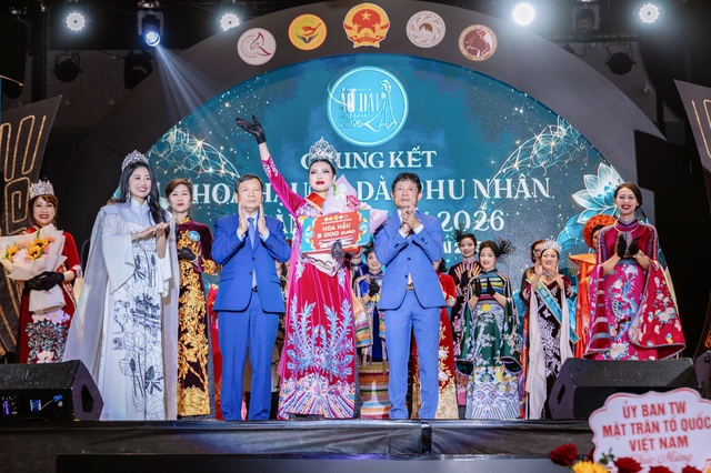 Giữa lòng châu Âu, tôn vinh vẻ đẹp của tà áo dài Việt Nam- Ảnh 4. Giữa lòng châu Âu, tôn vinh vẻ đẹp của tà áo dài Việt Nam- Ảnh 4.