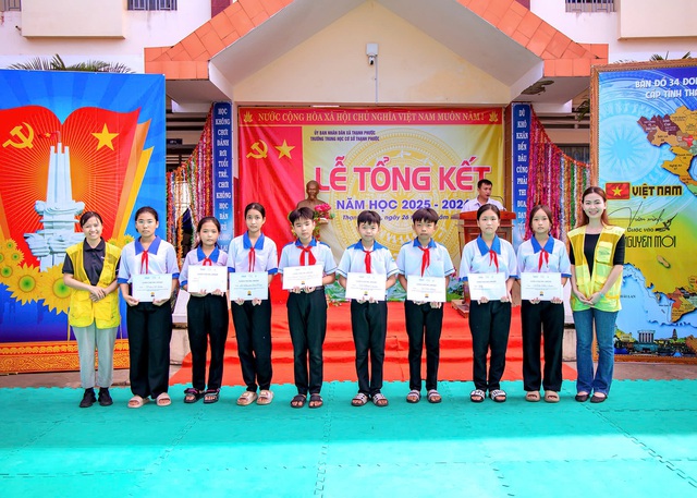 CapitaLand Development trao tặng dụng cụ học tập cho học sinh tại 5 điểm trường- Ảnh 1. CapitaLand Development trao tặng dụng cụ học tập cho học sinh tại 5 điểm trường- Ảnh 1.