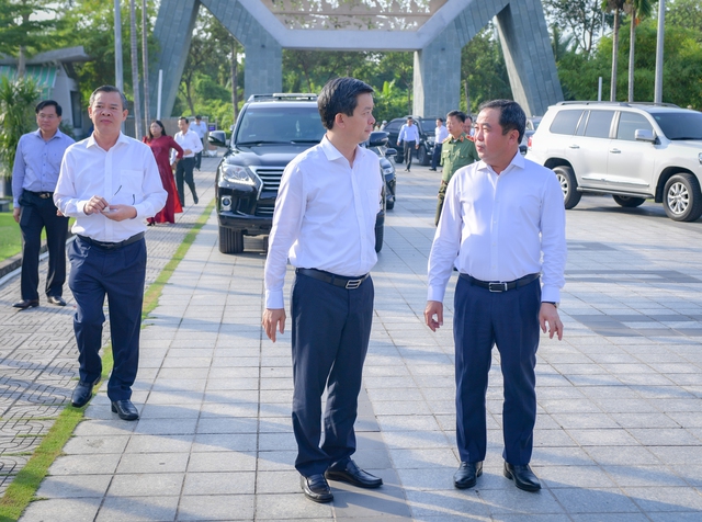 Đoàn công tác TP Hà Nội dâng hương tại Đền thờ Vua Hùng TP Cần Thơ- Ảnh 1. Đoàn công tác TP Hà Nội dâng hương tại Đền thờ Vua Hùng TP Cần Thơ- Ảnh 1.