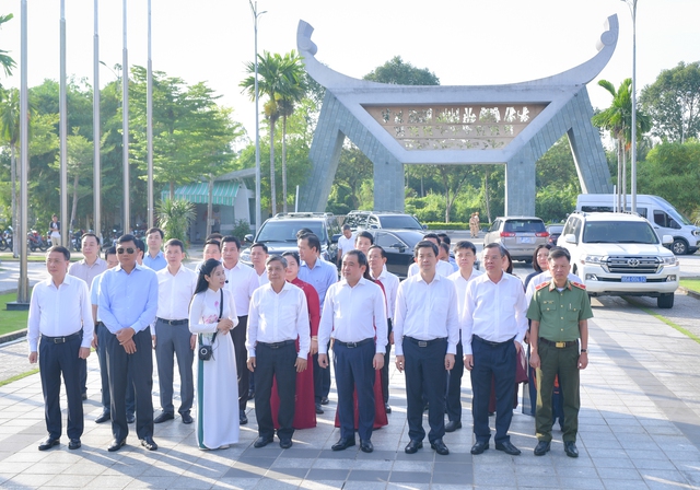 Đoàn công tác TP Hà Nội dâng hương tại Đền thờ Vua Hùng TP Cần Thơ- Ảnh 2. Đoàn công tác TP Hà Nội dâng hương tại Đền thờ Vua Hùng TP Cần Thơ- Ảnh 2.