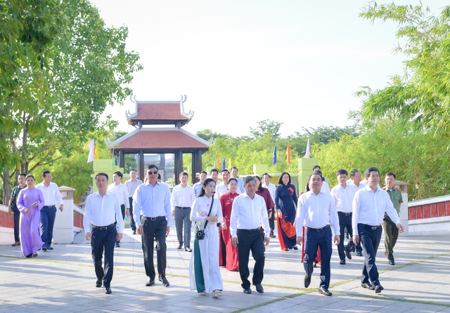 Đoàn công tác TP Hà Nội dâng hương tại Đền thờ Vua Hùng TP Cần Thơ- Ảnh 4. Đoàn công tác TP Hà Nội dâng hương tại Đền thờ Vua Hùng TP Cần Thơ- Ảnh 4.