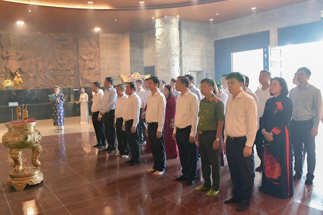 Đoàn công tác TP Hà Nội dâng hương tại Đền thờ Vua Hùng TP Cần Thơ- Ảnh 6. Đoàn công tác TP Hà Nội dâng hương tại Đền thờ Vua Hùng TP Cần Thơ- Ảnh 6.