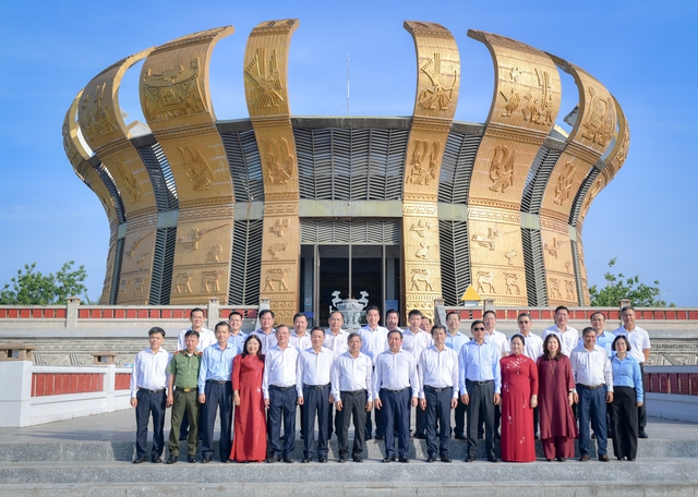Đoàn công tác TP Hà Nội dâng hương tại Đền thờ Vua Hùng TP Cần Thơ- Ảnh 10. Đoàn công tác TP Hà Nội dâng hương tại Đền thờ Vua Hùng TP Cần Thơ- Ảnh 10.