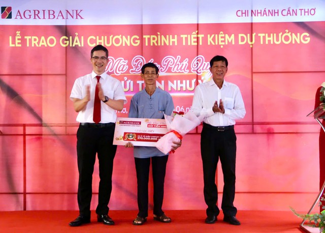 Agribank Chi nhánh Cần Thơ trao giải đặc biệt chương trình tiết kiệm dự thưởng 01 chiếc ô tô điện VinFast VF3- Ảnh 1.
