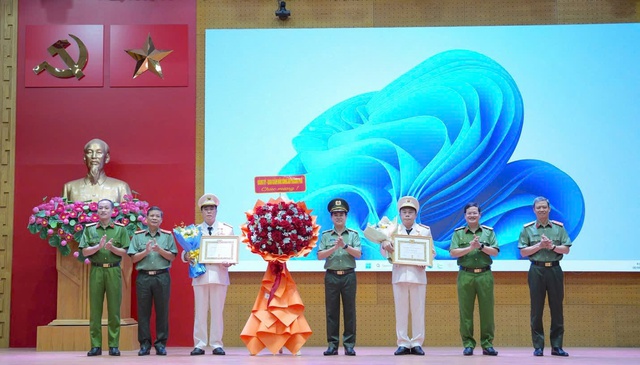 Công an Đồng Nai trao tặng Huy hiệu 30 năm tuổi Đảng- Ảnh 2. Công an Đồng Nai trao tặng Huy hiệu 30 năm tuổi Đảng- Ảnh 2.