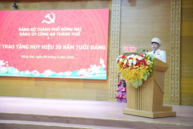 Công an Đồng Nai trao tặng Huy hiệu 30 năm tuổi Đảng- Ảnh 1. Công an Đồng Nai trao tặng Huy hiệu 30 năm tuổi Đảng- Ảnh 1.