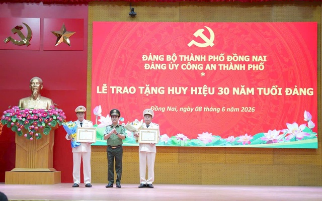 Công an Đồng Nai trao tặng Huy hiệu 30 năm tuổi Đảng- Ảnh 3. Công an Đồng Nai trao tặng Huy hiệu 30 năm tuổi Đảng- Ảnh 3.