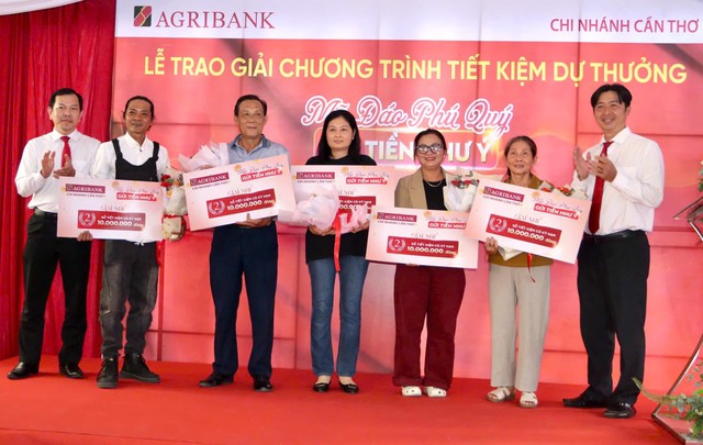 Agribank Chi nhánh Cần Thơ trao giải đặc biệt chương trình tiết kiệm dự thưởng 01 chiếc ô tô điện VinFast VF3- Ảnh 4.
