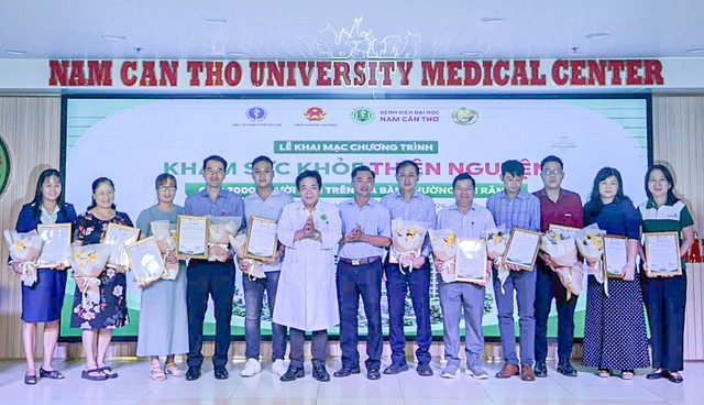 Bệnh viện Đại học Nam Cần Thơ khám sức khỏe miễn phí cho 2.000 người dân phường Cái Răng- Ảnh 1.