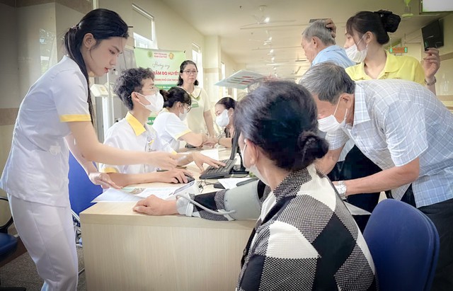 Bệnh viện Đại học Nam Cần Thơ khám sức khỏe miễn phí cho 2.000 người dân phường Cái Răng- Ảnh 7.