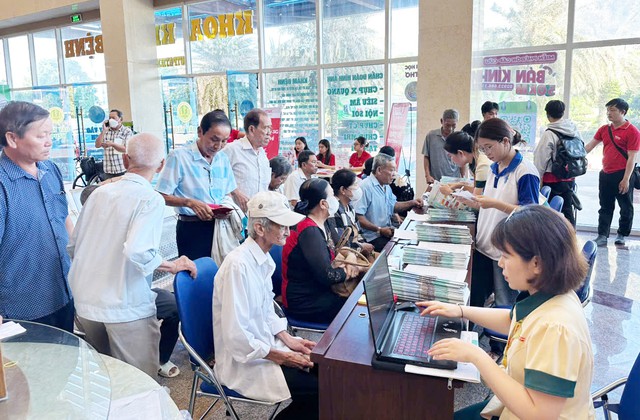 Bệnh viện Đại học Nam Cần Thơ khám sức khỏe miễn phí cho 2.000 người dân phường Cái Răng- Ảnh 4.