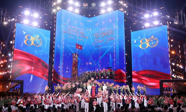 Gala nghệ thuật “Tổ quốc bình yên”: Tôn vinh truyền thống vẻ vang của lực lượng An ninh nhân dân- Ảnh 3.