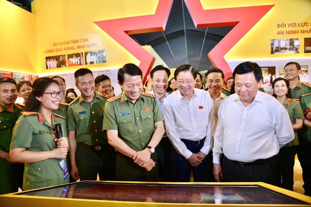 Gala nghệ thuật “Tổ quốc bình yên”: Tôn vinh truyền thống vẻ vang của lực lượng An ninh nhân dân- Ảnh 4.