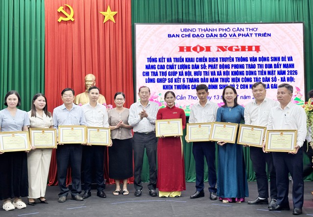 Agribank Chi nhánh Ngã Bảy Hậu Giang nhận Bằng khen của Chủ tịch UBND TP Cần Thơ- Ảnh 1.