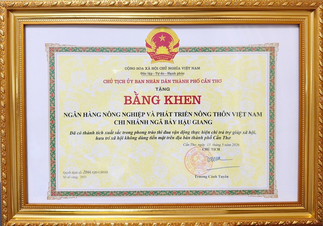 Agribank Chi nhánh Ngã Bảy Hậu Giang nhận Bằng khen của Chủ tịch UBND TP Cần Thơ- Ảnh 2.