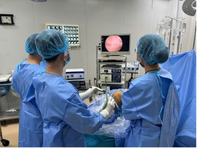 Bệnh viện Đa khoa TP Cần Thơ phẫu thuật “2 trong 1” cứu khớp gối với chấn thương phức tạp- Ảnh 1.