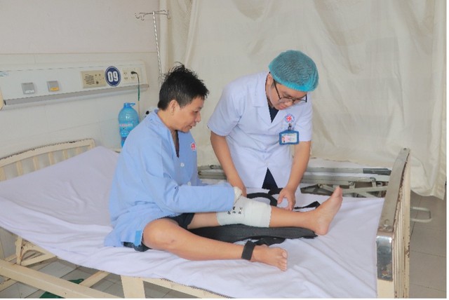 Bệnh viện Đa khoa TP Cần Thơ phẫu thuật “2 trong 1” cứu khớp gối với chấn thương phức tạp- Ảnh 3.