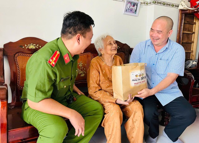 Cần Thơ: Thăm, tặng quà Mẹ VNAH nhân kỷ niệm 79 năm Ngày Thương binh - Liệt sĩ- Ảnh 2.