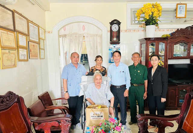 Cần Thơ: Thăm, tặng quà Mẹ VNAH nhân kỷ niệm 79 năm Ngày Thương binh - Liệt sĩ- Ảnh 3.